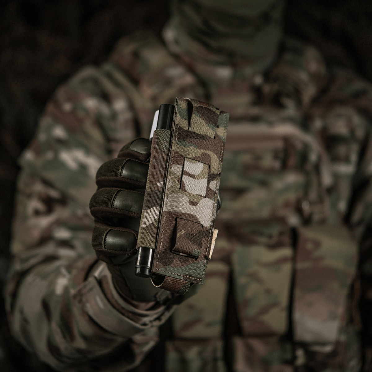 Sotilas M-Tac Elastinen Tourniquet Pouch Molle Gen.III camokuvioisessa univormussa, C-A-T-tourniquetille, 15x5 cm, nopea pääsy.