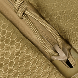Lähikuva M-Tac Sphaera Hex Hardsling Gen.II Elite -materiaalista ja vetoketjun yksityiskohdista, Cordura/Hex-polyesteri.
