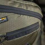 M-Tac Sphaera Hex Hardsling Gen.II Elite Cordura-materiaalilla, hex-kuvio ja vetoketjun yksityiskohta; korostaa toiminnallista laukunsuunnittelua.