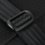 Lähikuva säädettävästä hihnasta M-Tac Satellite Magnet -laukku Elite Hex, musta Cordura-materiaali.