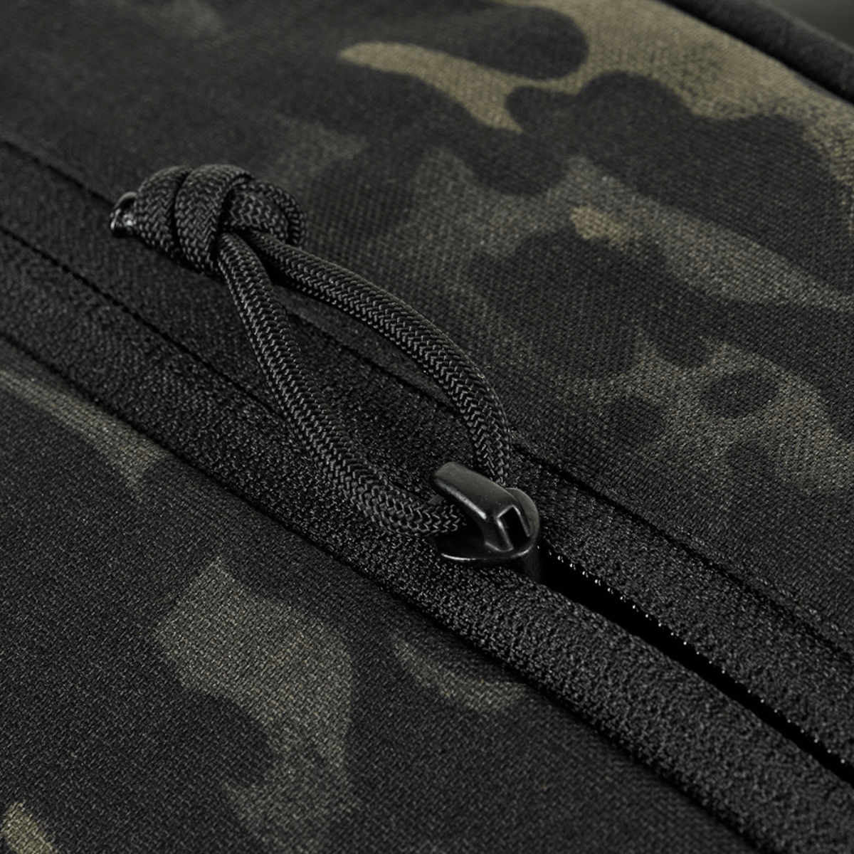 M-Tac Satellite Magnet -laukku Elite Hex camo-kankaalla, vetoketjun yksityiskohta, Cordura-materiaalia ja MIL-SPEC-hihnat.