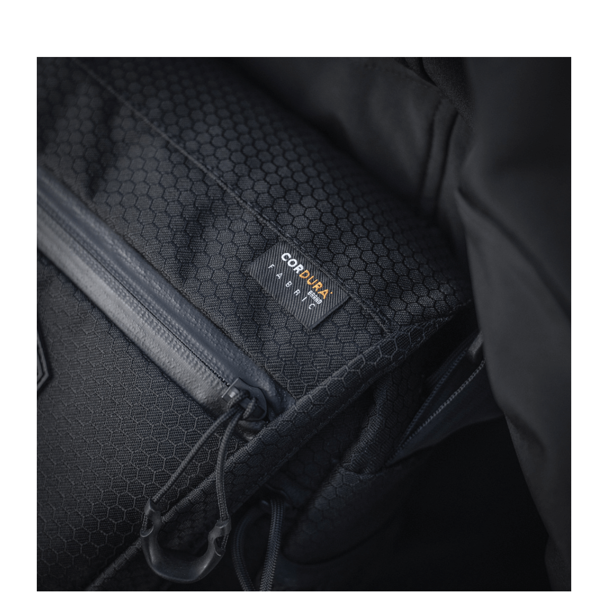 M-Tac Satellite Magnettaske Gen. II Elite Hex, musta Cordura Hex ja Cordura 10, painotus kulutuskestävyydessä ja NIJ-sertifiointi, galleria-asento 1.
