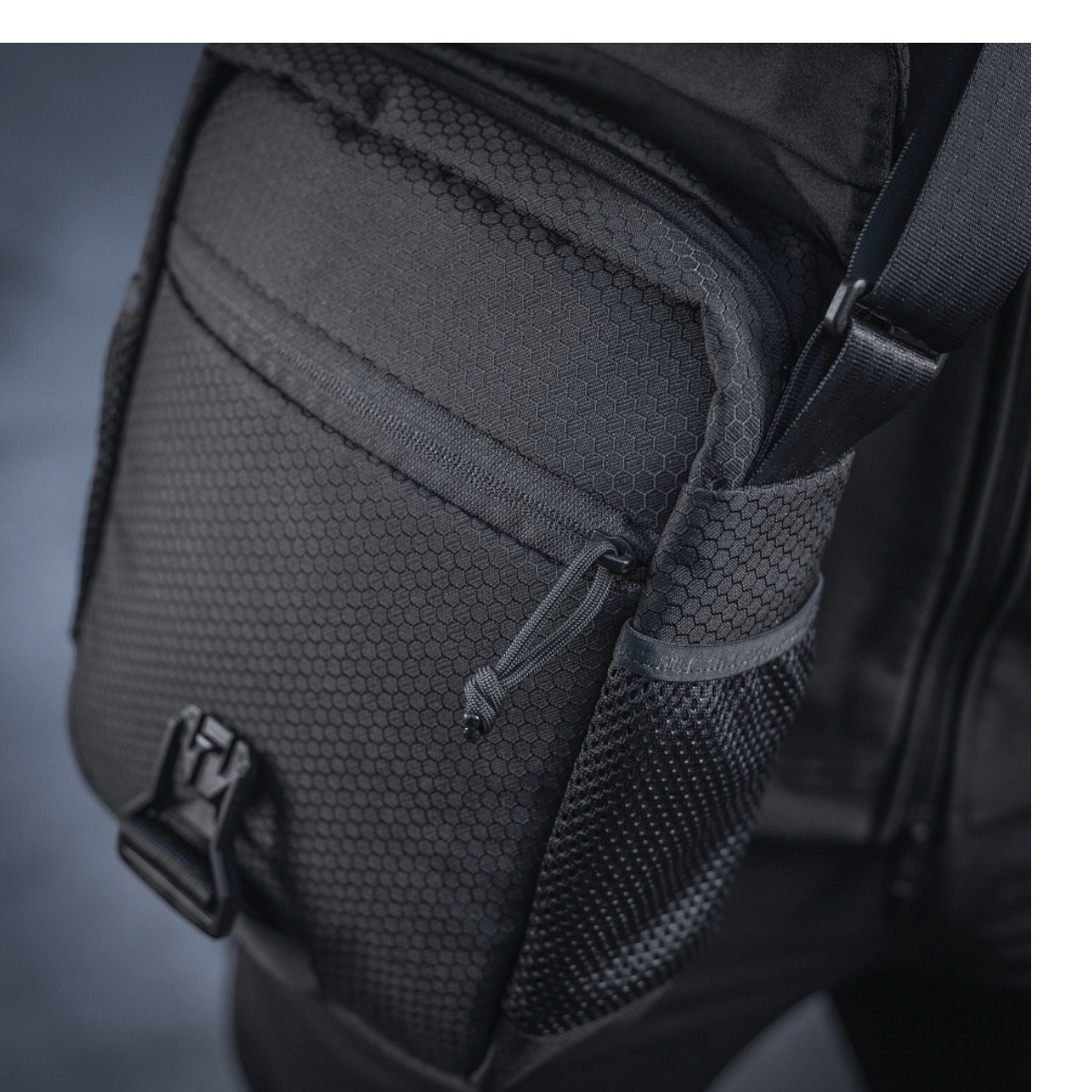 M-Tac Satellite Magnettaske Gen. II Elite Hex, musta Cordura Hex, NIJ-sertifiointi, näkyvä tasku ja säädettävä remmi, galleria-asento 1.