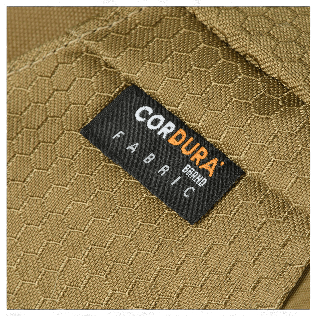 Etiketti näyttää CORDURA-kankaan M-Tac Magnet XL Taske Elite Hexissä, korostaa kulutuskestävää ja kestävää tekstiililaatua.