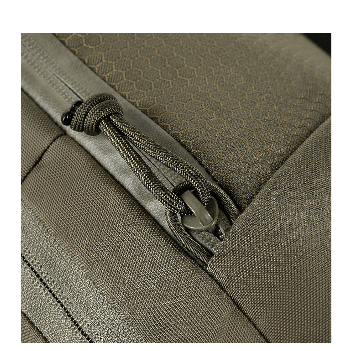 M-Tac Magnet XL Taske Elite Hex FidLock-lukitusjärjestelmällä ja Velcro-paneelilla; lähikuva vetoketjusuunnittelusta. Turvallinen ja käytännöllinen laukkuratkaisu.