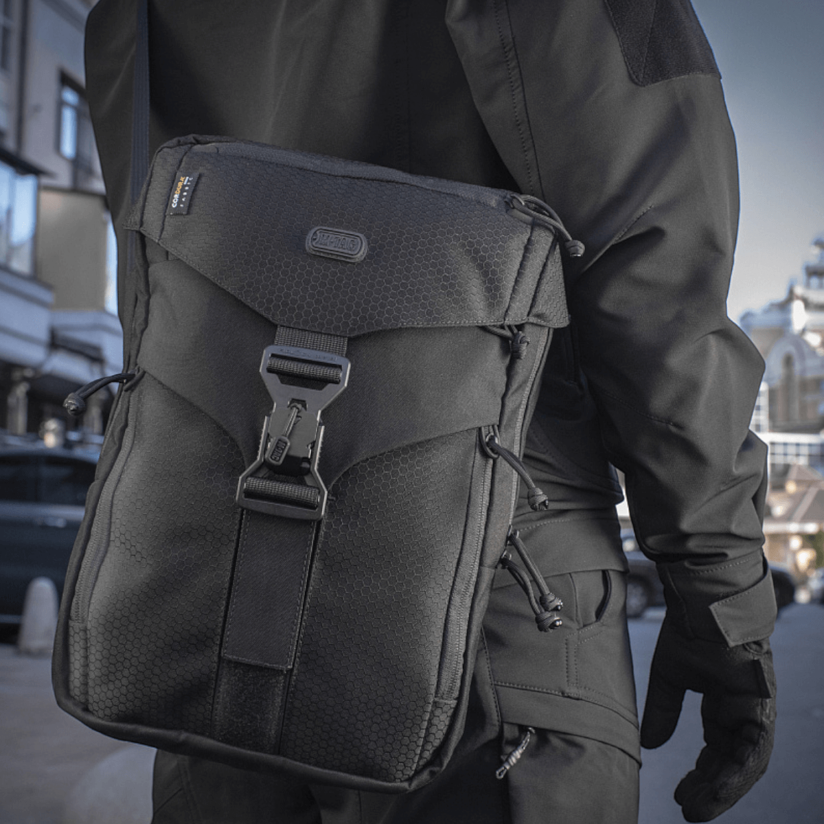 M-Tac Magnet XL Taske Elite Hex FidLock-suljettuna urbaanissa ympäristössä.