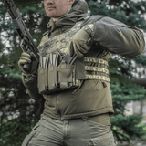 M‑Tac Elastinen Triple Magazine Pouch Elite kiinnitetty taktiseen liiviin ulkona, nopea pääsy lippaisiin