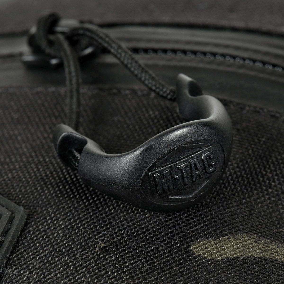 M‑Tac Cross Bag Elite Hex lähellä vetoketjua ja yksityiskohtia, valmistettu Cordura 500 -materiaalista, sopii päivittäiseen käyttöön ja taktiikkaan.