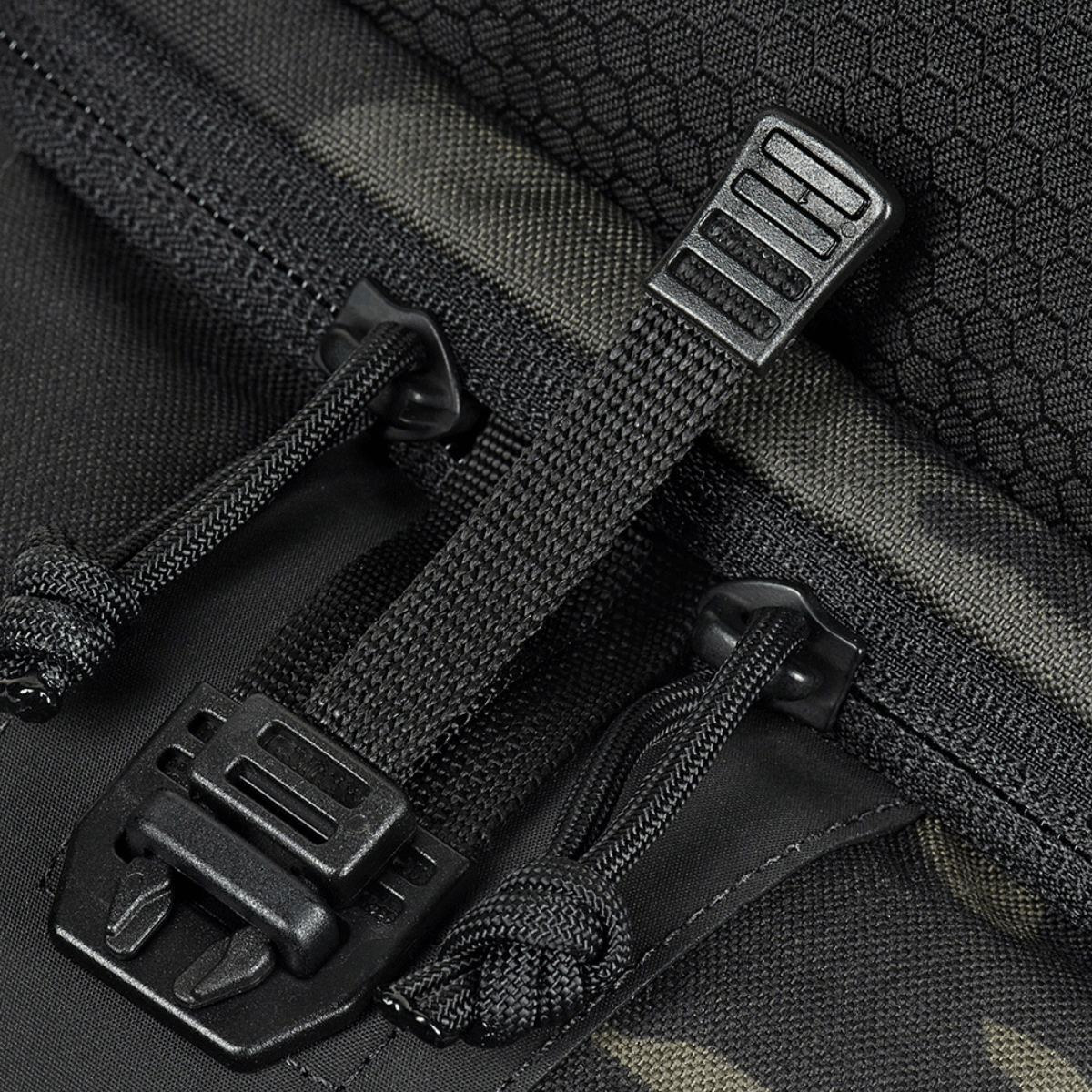 Lähikuva vetoketjusta ja sulkimista M‑Tac Cross Bag Elite Hexissä, Cordura 500 -materiaali.
