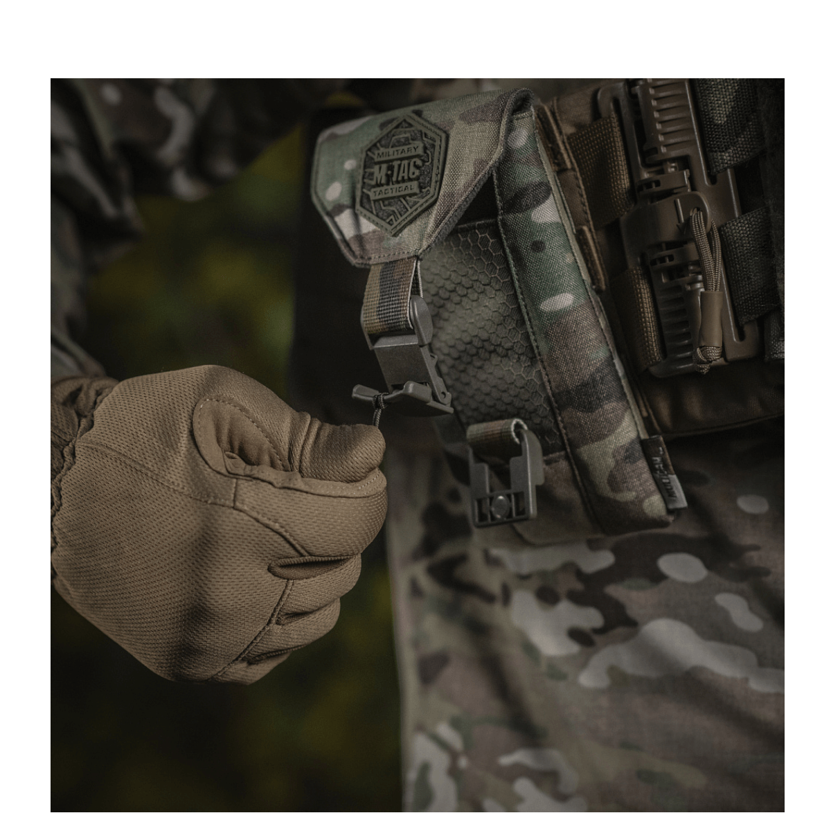 Kuva M-Tac Smartphone Lomme Elite Large Hex maastokuvioisena, valmistettu kulutusta kestävästä CORDURA HEX -materiaalista WJ-magneettisoljella.