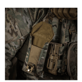 M-Tac Smartphone Lomme Elite Large Hex kiinnitetty maastovarusteisiin, valmistettu kestävästä CORDURA HEX -materiaalista WJ-magneettisoljella.