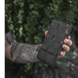 M-Tac Smartphone Lomme Elite Large Hex mustana, pidetään luonnossa, valmistettu kulutusta kestävästä CORDURA HEX -materiaalista, sopii jopa 6,5 tuuman laitteille.