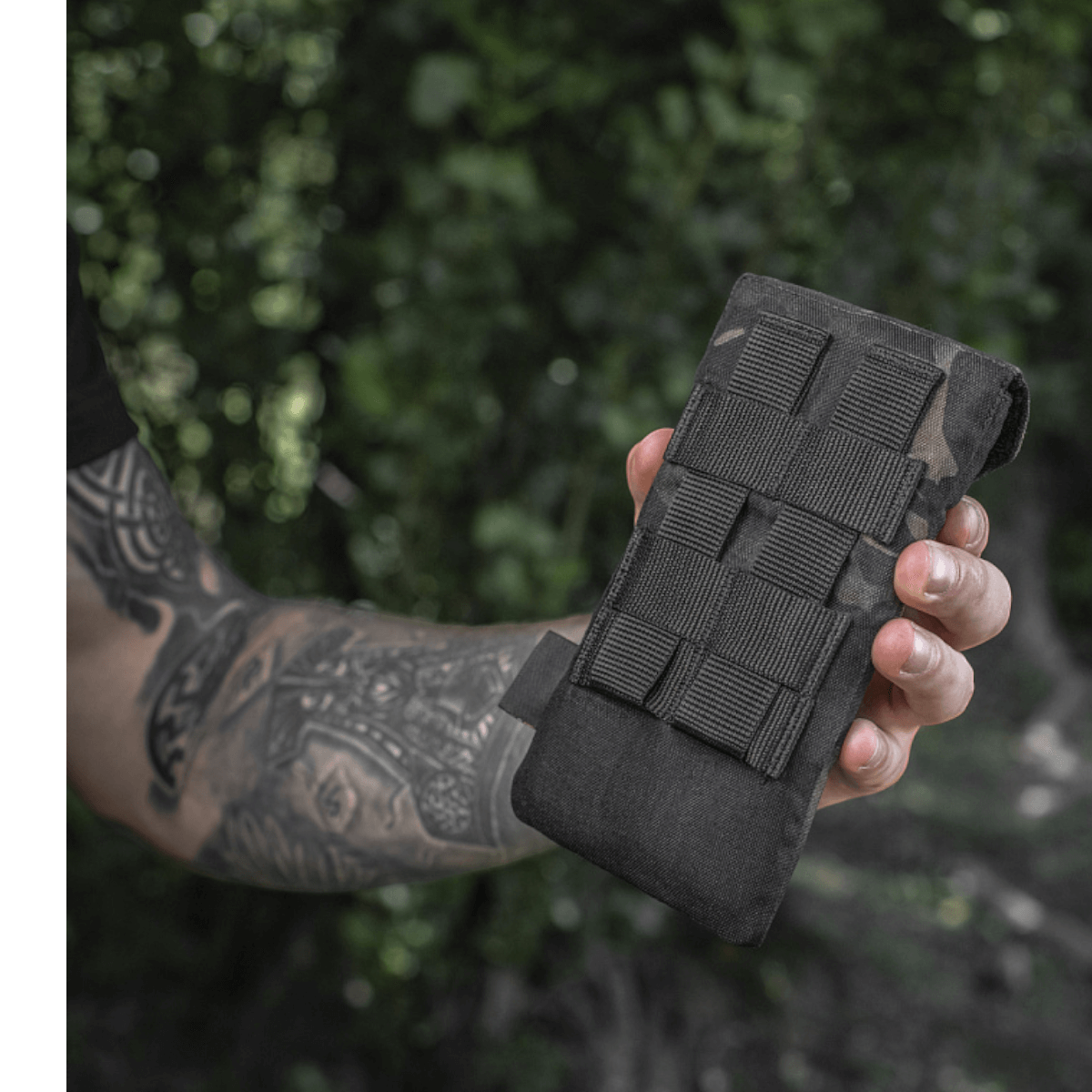 M-Tac Smartphone Lomme Elite Large Hex mustana, pidetään luonnossa, valmistettu kulutusta kestävästä CORDURA HEX -materiaalista, sopii jopa 6,5 tuuman laitteille.