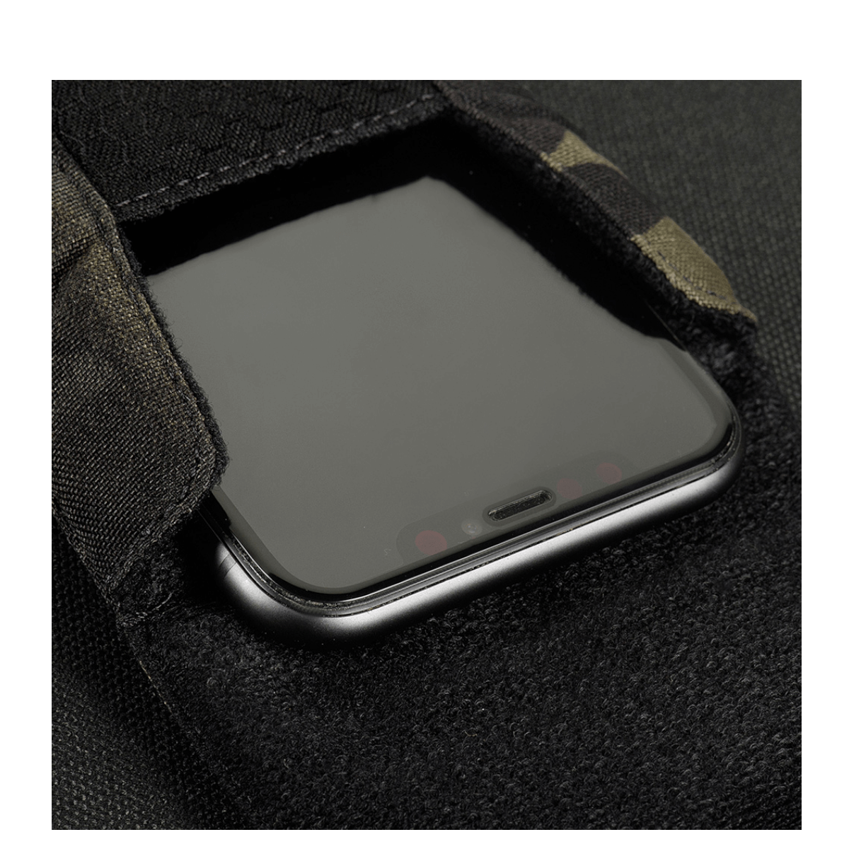 M-Tac Smartphone Lomme Elite Large Hex mustana CORDURA-materiaalista magneettisoljella, suunniteltu puhelimille jopa 6,5 tuumaa.