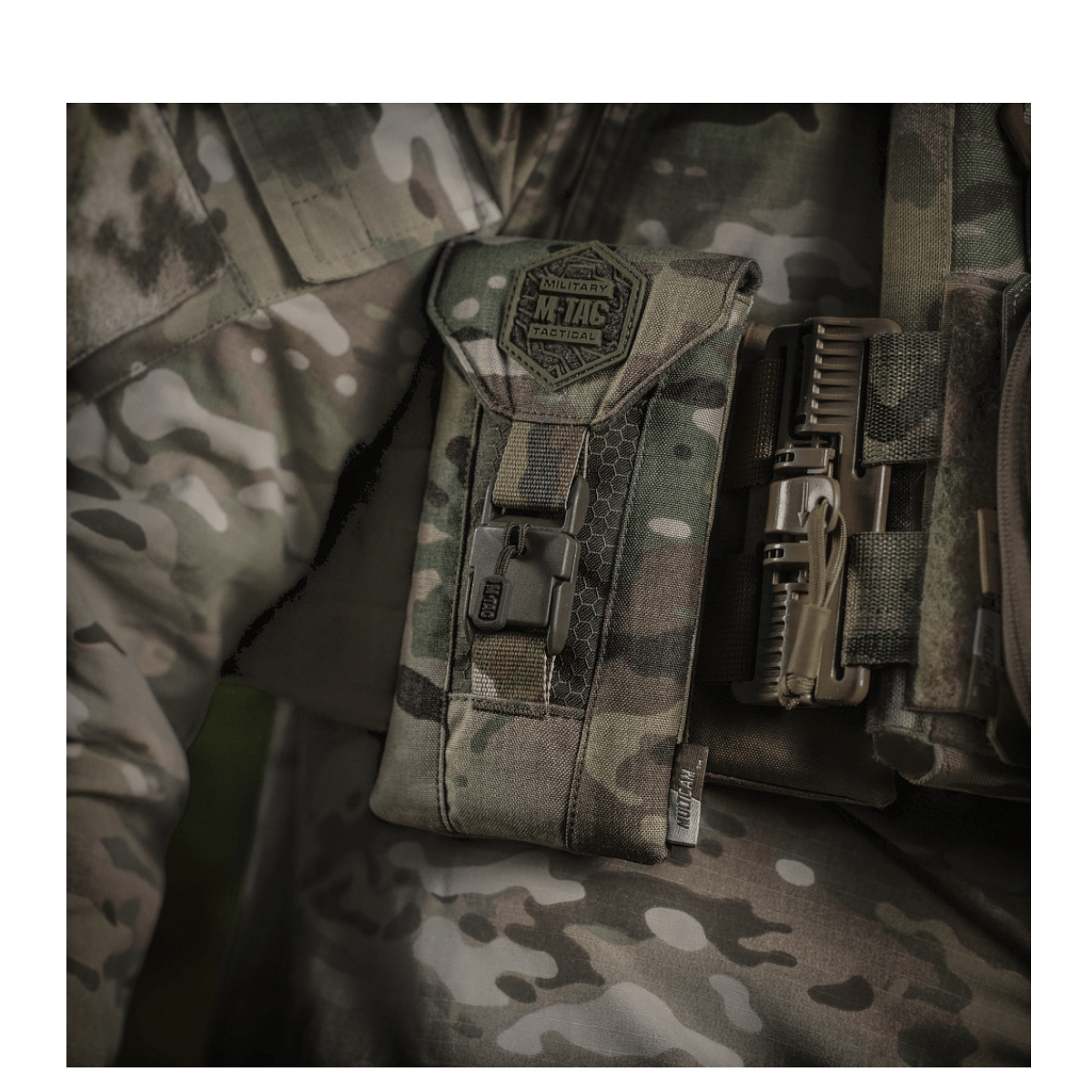 M-Tac Smartphone Lomme Elite Large Hex maastokuvioisena CORDURA HEX -materiaalilla ja WJ-soljella, soveltuu älypuhelimen turvalliseen säilytykseen.
