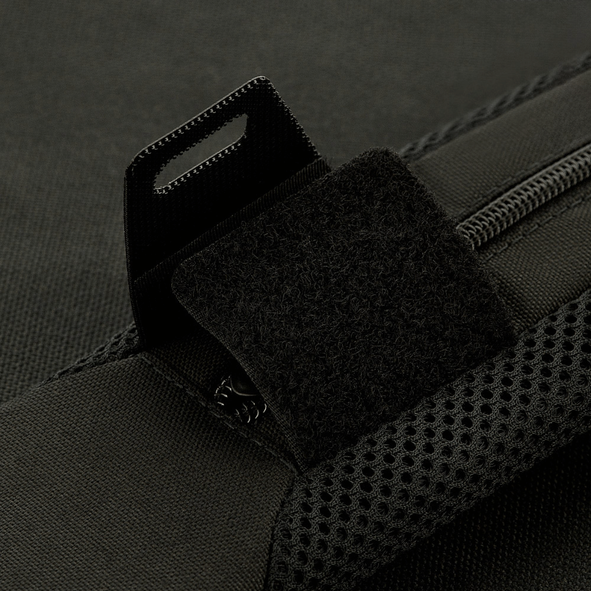 Lähikuva M‑Tac Olkahihnapehmuste 40 mm Eliteistä, robusti Cordura-materiaali ja 3D-verkko ilmanvaihtoon ja mukavuuteen.