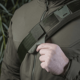 M‑Tac olkahihnan pehmike 50 mm Elite kiinnitettynä olkapäälle, mukava istuvuus ja robusti Cordura-materiaali 3D-meshillä.