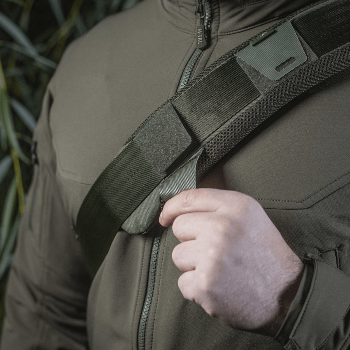 M‑Tac olkahihnan pehmike 50 mm Elite kiinnitettynä olkapäälle, mukava istuvuus ja robusti Cordura-materiaali 3D-meshillä.