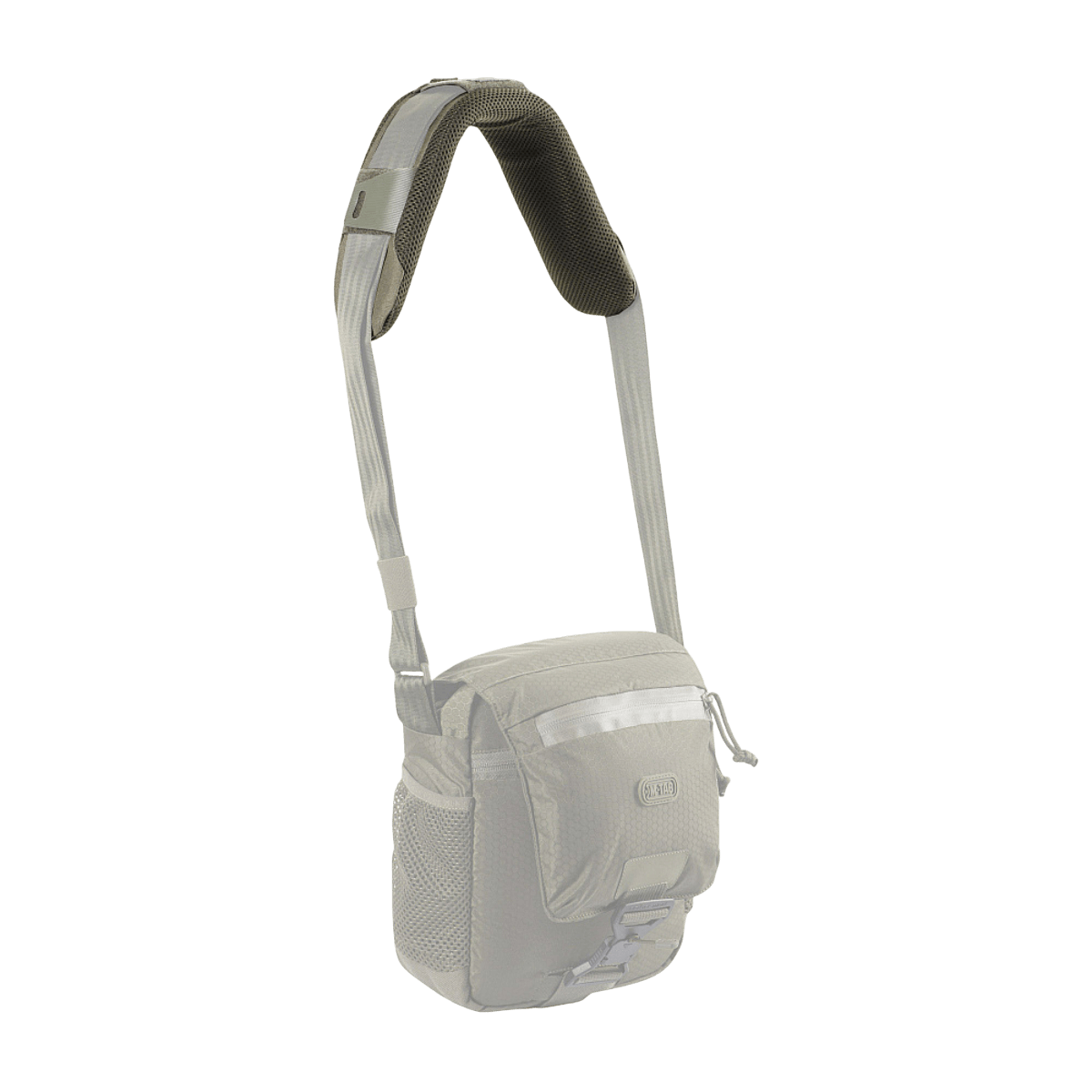 M‑Tac olkahihnan pehmike 50 mm Elite kiinnitettynä laukkuun optimaaliseen painonjakautumaan ja mukavuuteen, harmaa Cordura-materiaali.