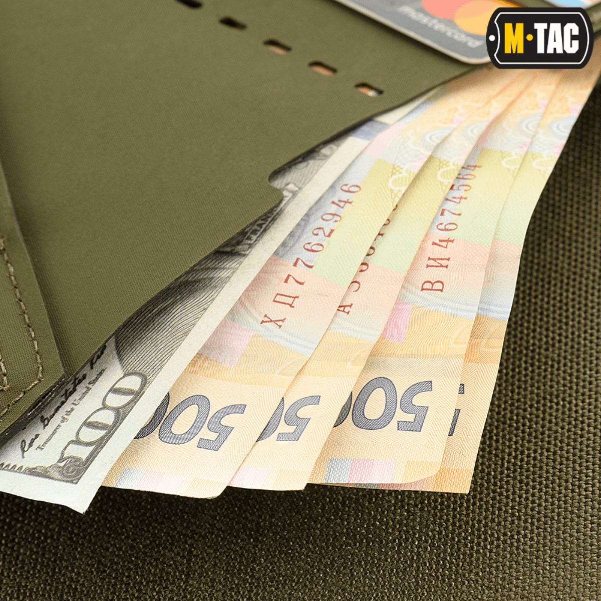 M-Tac Slim Elite Gen. II korteilla ja käteisellä taskuissa, valmistettu kestävästä polymeerikomposiitista ja modernilla muotoilulla.