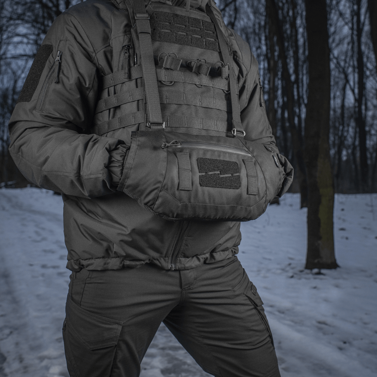M-Tac taktinen käsilämmitin Elite käytössä kylmässä säässä, kestävä Cordura ja fleecevuori lämpöä ja mukavuutta varten.