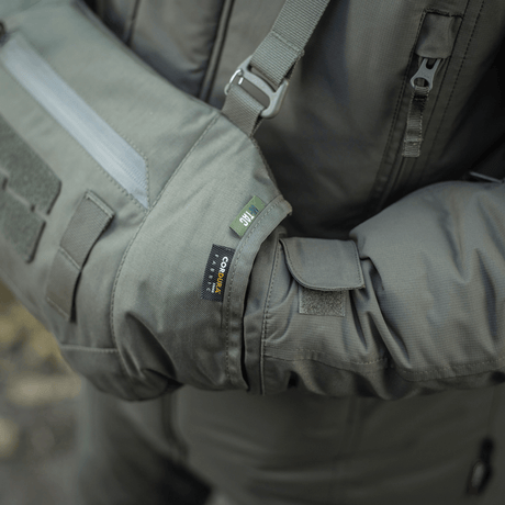 M-Tac Taktisk Håndvarmer Elite Cordura-kankaasta, fleecevuorella ja G-Loft-eristyksellä kylmään säähän, käytössä ulkona