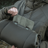 Henkilö käyttää M-Tac Taktisk Håndvarmer Eliteä Cordurasta ja fleecevuorella pysyäkseen lämpimänä kylmässä säässä