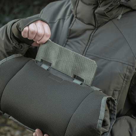 Henkilö käyttää M-Tac Taktisk Håndvarmer Eliteä Cordurasta ja fleecevuorella pysyäkseen lämpimänä kylmässä säässä