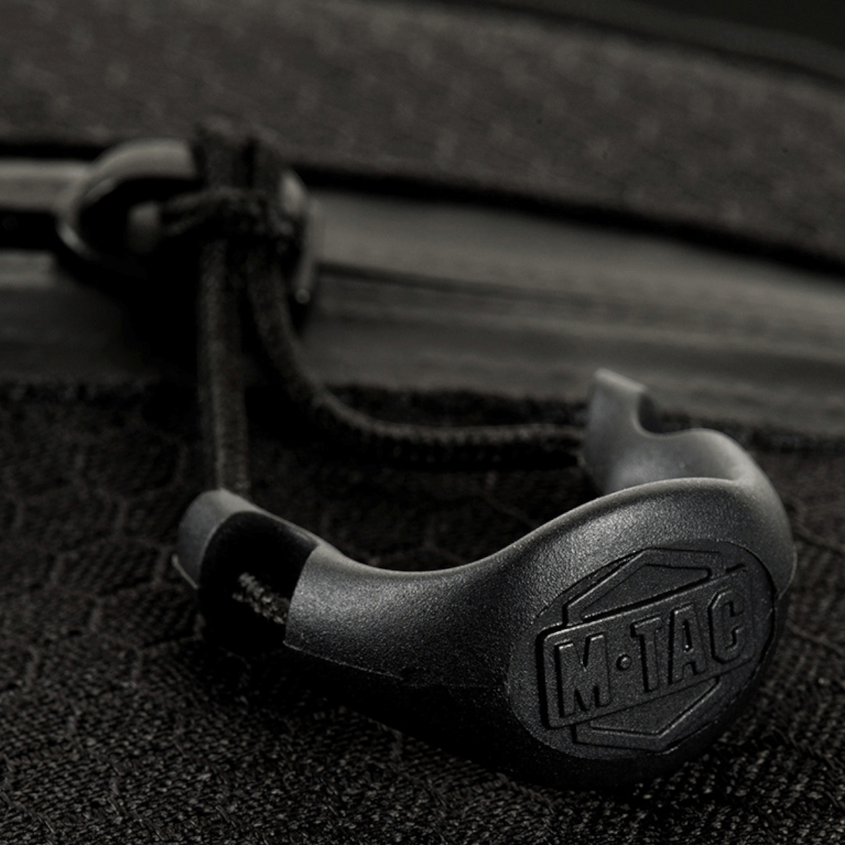 Lähikuva M-Tac Sling Pistoltaske Elite Hexin vetoketjusta ja yksityiskohdista.