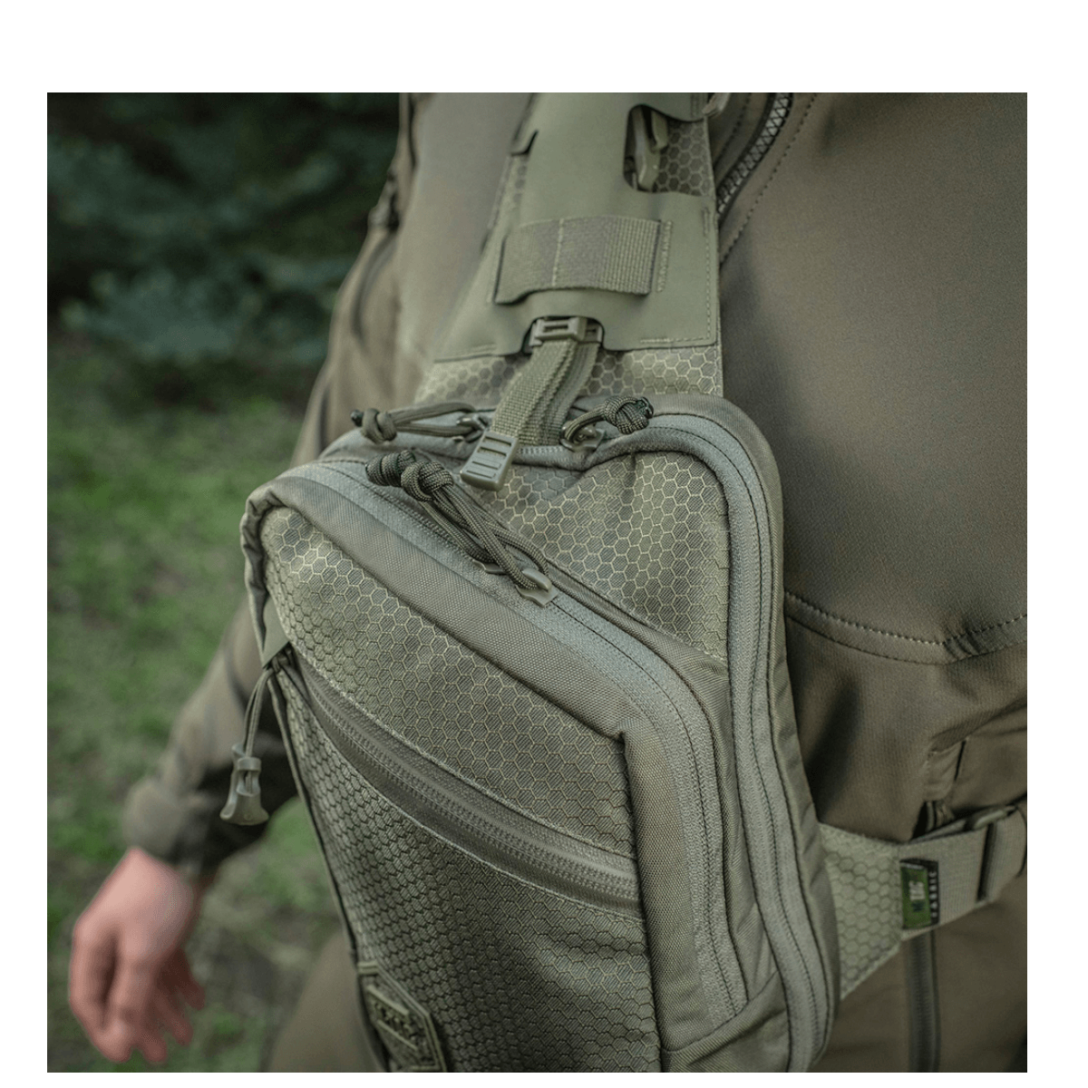 M-Tac Sling Pistoltaske Elite Hex, kestävä Cordura 1000D -laukku säädettävällä olkahihnalla ja YKK-vedoketjuilla, piilotettuun kuljetukseen.