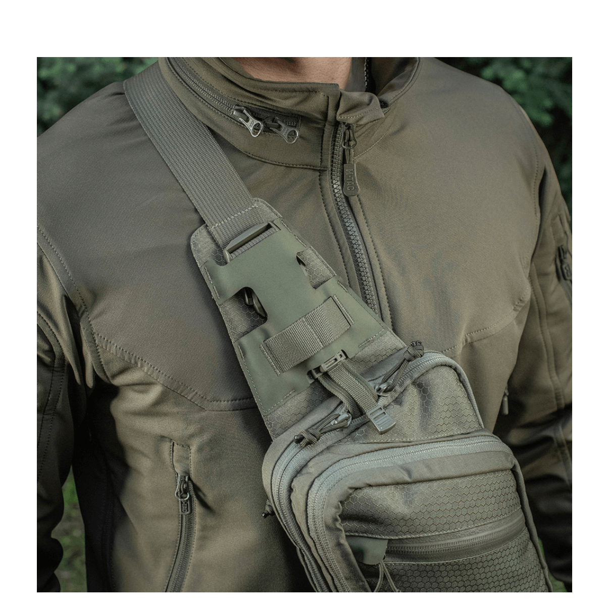 M-Tac Sling Pistoltaske Elite Hex käytössä, olalla kantamana säädettävän hihnan ja pikakiinnityksen kanssa, valmistettu Cordura 1000D:stä ja Hex-kankaasta.