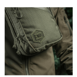 M-Tac Sling Pistoltaske Elite Hex henkilöllä takki yllä, valmistettu Cordura 1000D -materiaalista, säädettävä hihna.