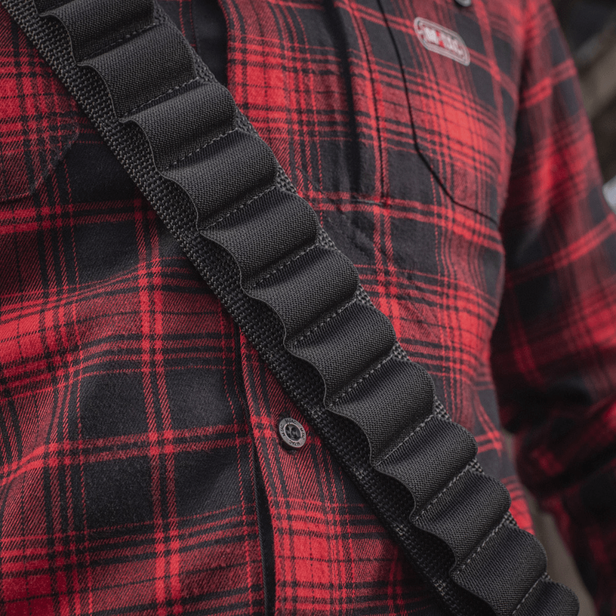 M-Tac Bandolier Elite patruunavyö metsästykseen, tuplahihnat, kuvattu henkilöllä punaruutuisessa paidassa. Kapasiteetti: 55 patruunaa.