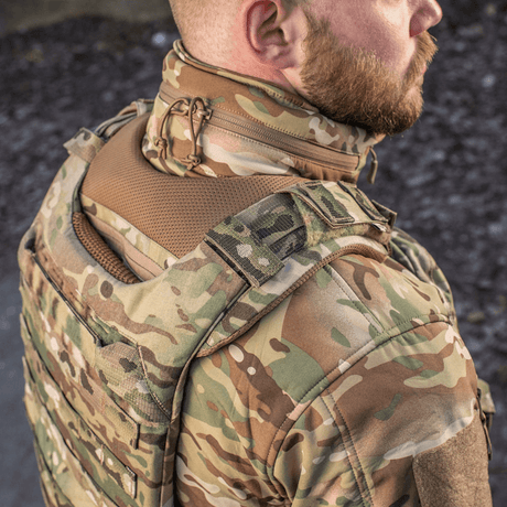 M-Tac olkapääpehmuste Plate Carrier Cuirass QRS:lle parannettuun mukavuuteen ja painonjakoon hengittävällä materiaalilla, nähty takaa.