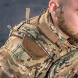 M-Tac olkapääpehmuste Plate Carrier Cuirass QRS:lle asennettuna maastoliiviin, näyttää mukavuuden ja painonjaon.