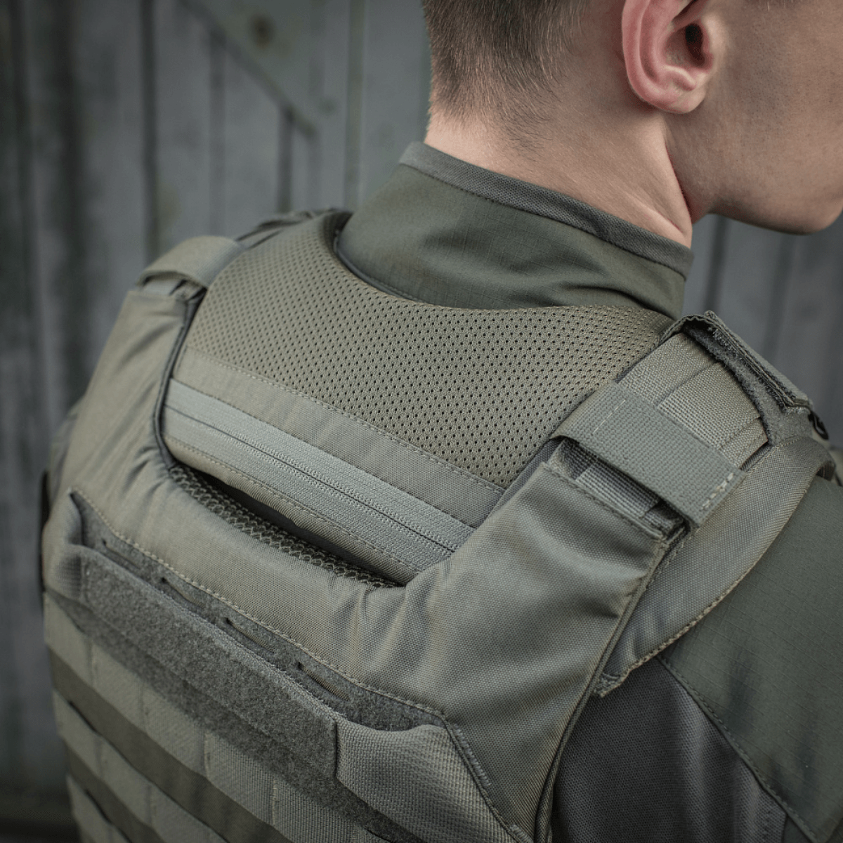 M-Tac olkatyyny Plate Carrier Cuirass QRS käytössä taktisen liivin kanssa, näyttää Corduran mukavuutta ja kestävyyttä