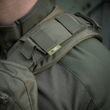 M-Tac olkatyyny Plate Carrier Cuirass QRS Cordurassa ja 3D-meshillä, kiinnitetty kantajan olkapäälle mukavuuden lisäämiseksi
