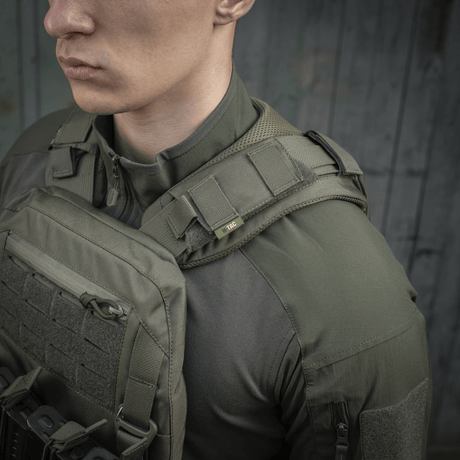M-Tac olkatyyny Plate Carrier Cuirass QRS asennettuna suojaliiviin, valmistettu Cordurasta 3D-mesh-paneeleilla