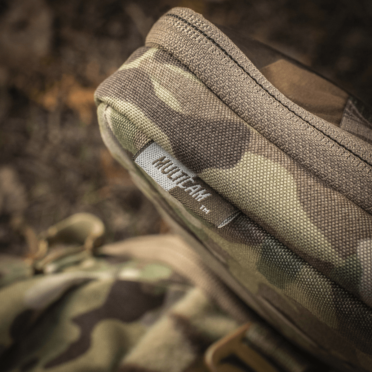 Lähikuva M-Tac Utility Organizer Slim Elite maastokuvioidusta kestävästä Cordura 500D:stä, ihanteellinen EDC-sarjalle ja turvalliseen säilytykseen.