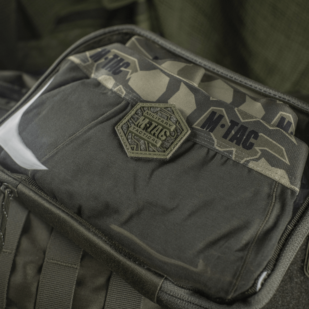 M-Tac Utility Organizer Slim Elite kestävästä Cordura 500D:stä läpinäkyvällä PVC-etuosalla turvalliseen säilytykseen ja nopeaan tunnistukseen.