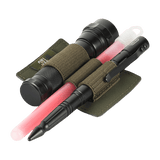 M-Tac Modulær Indsats Small (3 sektioner) EDC-tarvikkeilla kuten taskulamppu ja kuulakärkikynä, kiinnitetty elastisilla remmeillä.