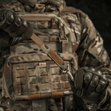 M-Tac karabiinihaka-lisävaruste kiinnitetty MOLLE-reppuun säädettävällä Velcro-remmillä ja kompaktilla muotoilulla taktiseen käyttöön.