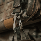 M-Tac karabiinihaka-lisävaruste varusteiden kiinnittämiseen MOLLE-järjestelmään.