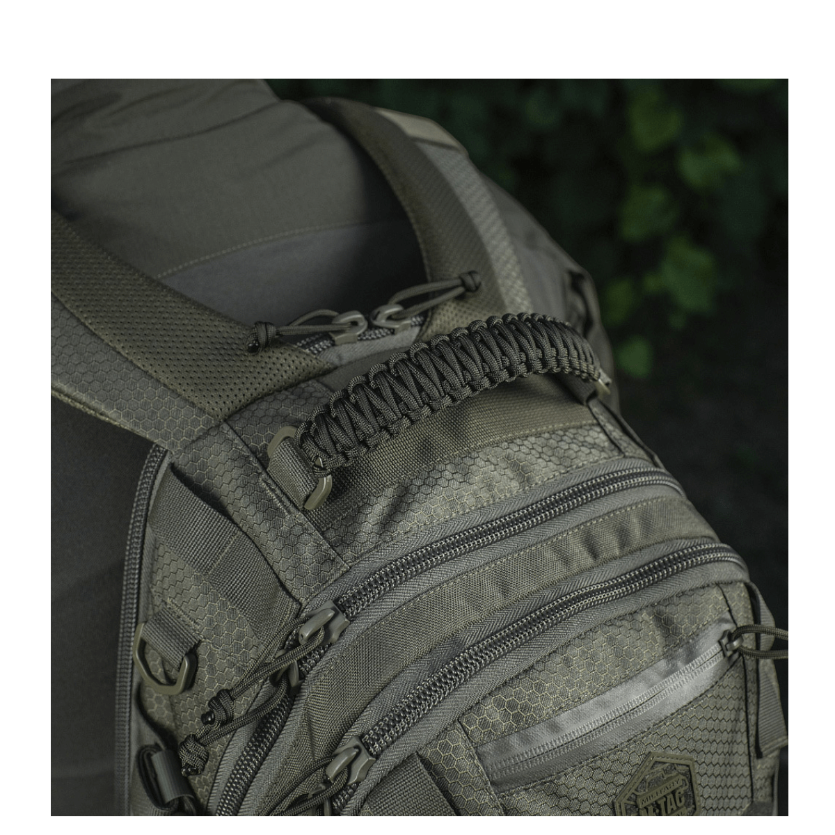 M-Tac Mission Rygsæk Elite Hex ergonomisella muotoilulla ja Cordura-materiaalilla, yksityiskohtainen kuva MOLLE LASER CUT -järjestelmästä.