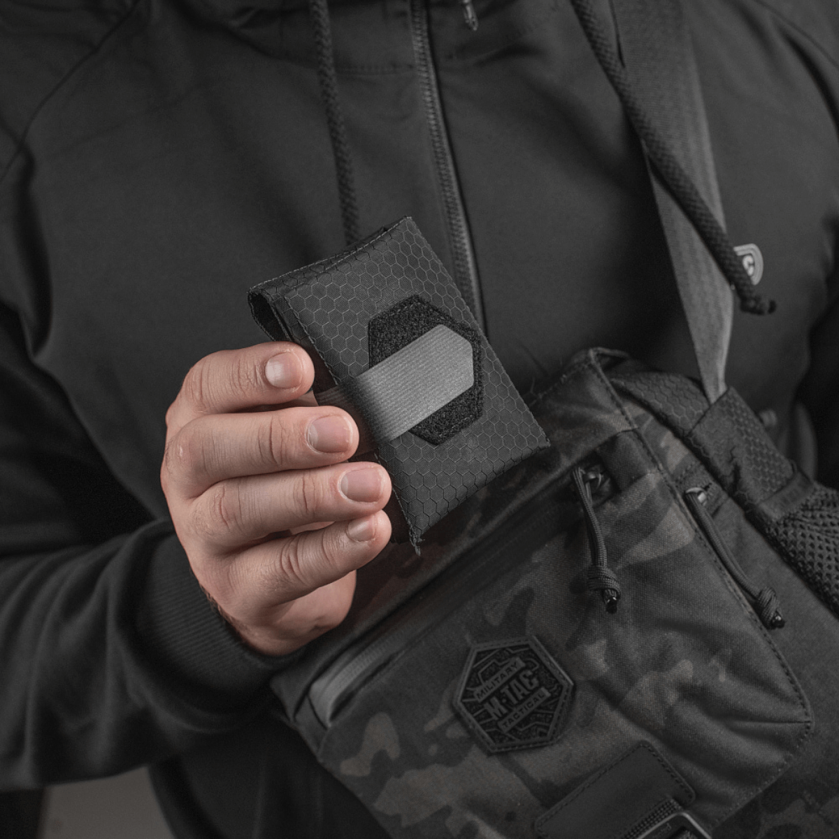 M-Tac City Med Pouch Hex kompaktissa muotoilussa hexagon-kuvioidusta ripstop-materiaalista, kannettava ensiapupussi, kuva 1