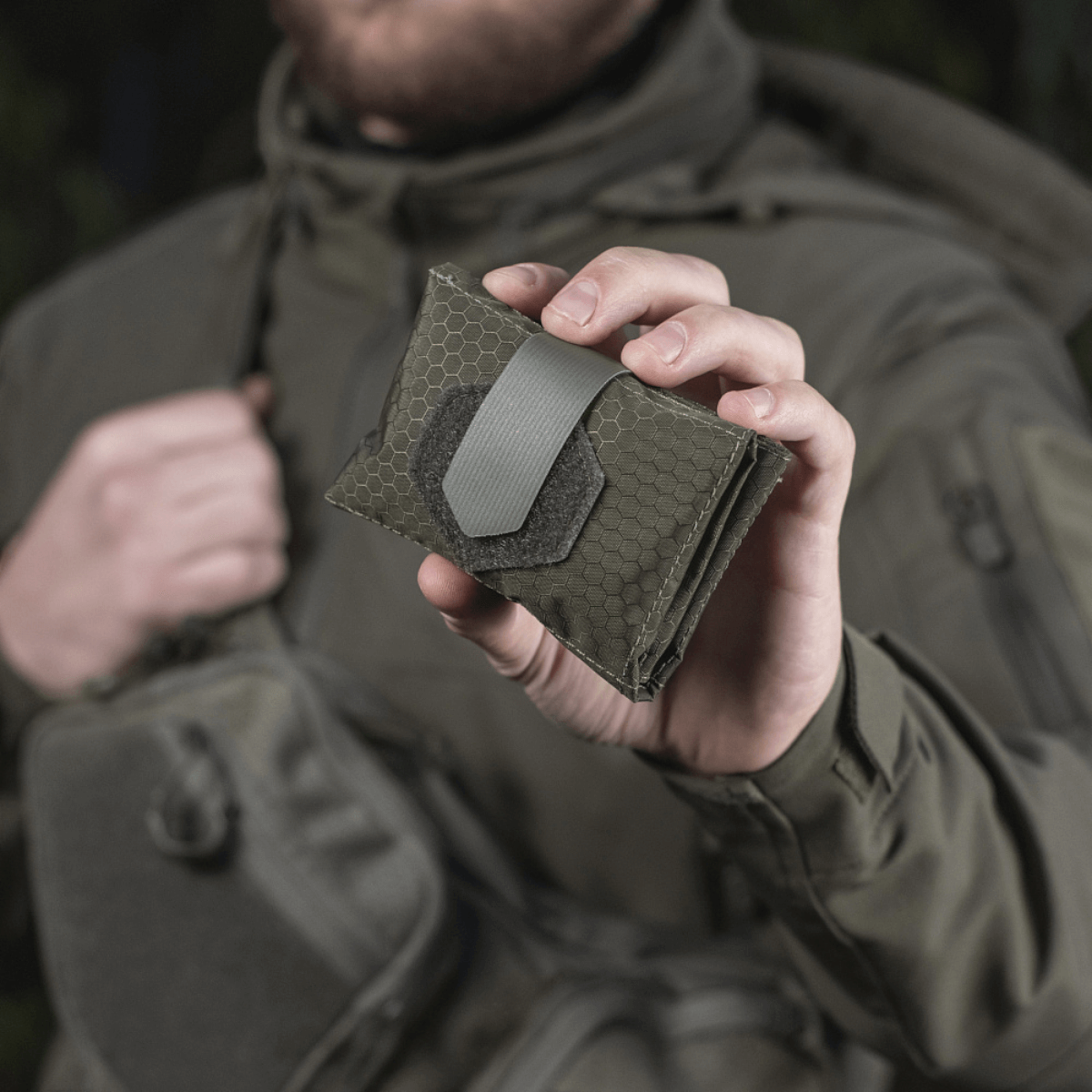 M-Tac City Med Pouch Hex, kulutusta kestävä kuusikulmio-kuvioitu ripstop-kangas, kompakti ensiapupakkaus, galleria-asento 1.