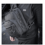M-Tac Cross Taske Slim Elite Hex kannettuna olalla, näyttää tyylikkään muotoilun ja kestävän Cordura-kankaan.
