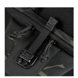 M-Tac Cross Taske Slim Elite Hex Cordura-materiaalista ja Woojin-soljella, yksityiskohtainen kuva vetoketjuista ja remmeistä.