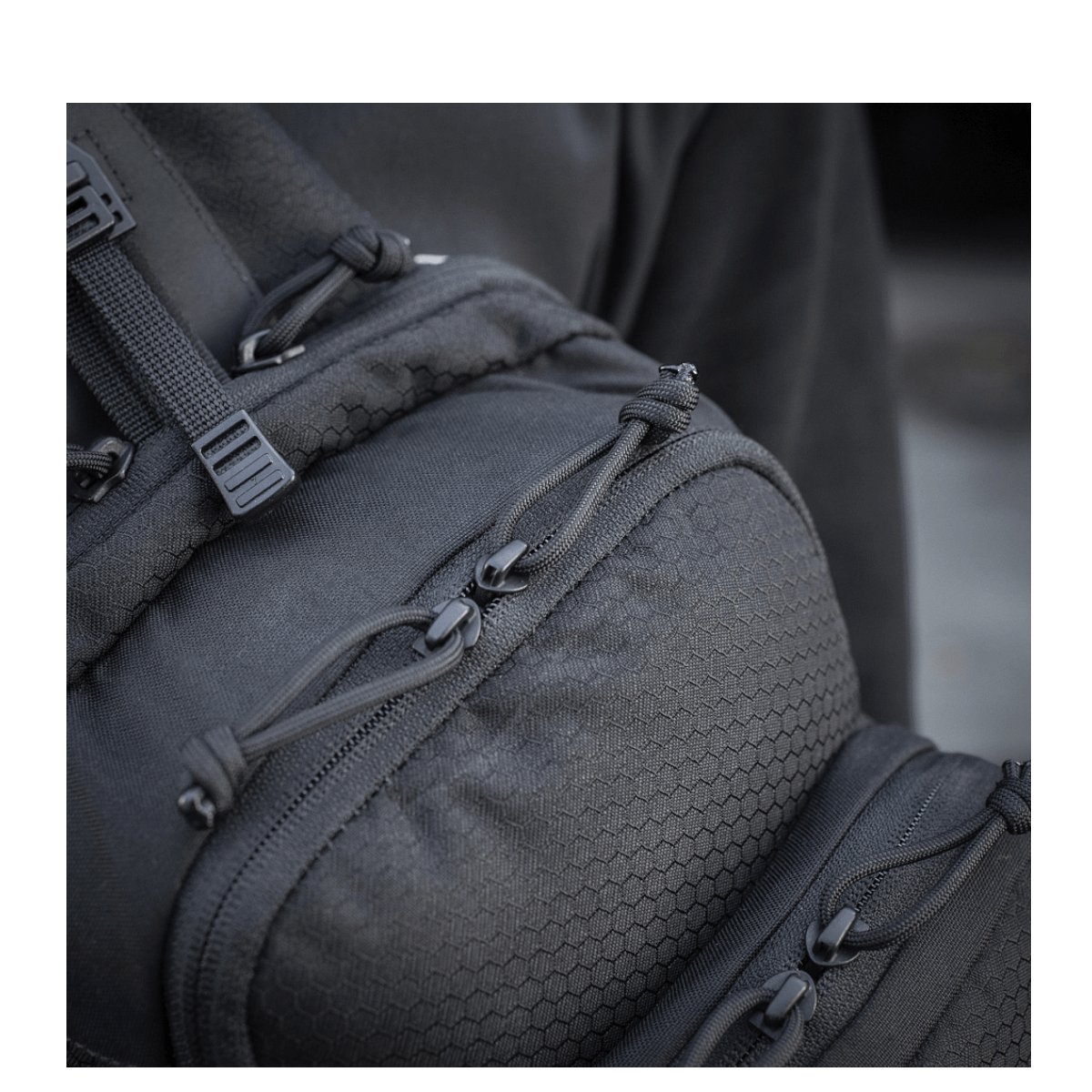 Lähikuva M-Tac Cross Taske Slim Elite Hex -laukusta, Hex-kuvio ja vahvat vetoketjut, valmistettu Cordura 500:sta ja Cordura Hexistä.