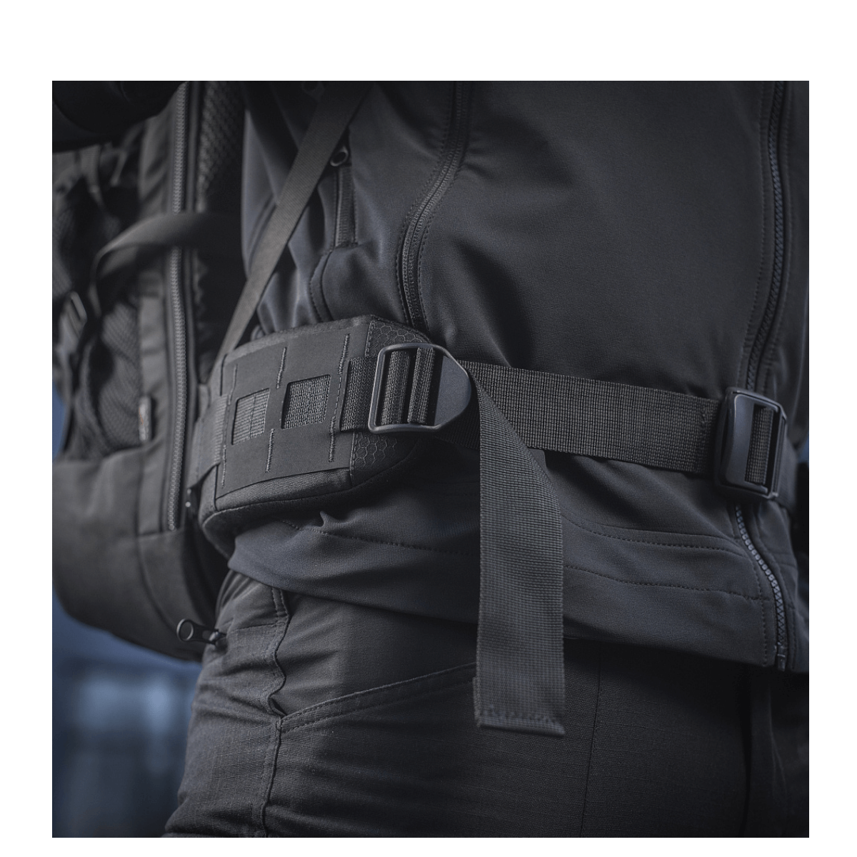 Yksityiskohta M-Tac Rygsæk Large Elite Hex Gen. IV -repusta ergonomisella muotoilulla ja kestävästä Cordura-kankaasta.